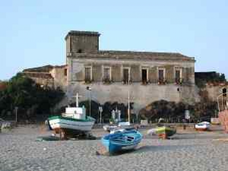 IL CASTELLO DI GIARDINI NAXOS