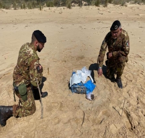 STRADE SICURE: TROVATI 20 KG DI DROGA. I MILITARI DELL’ESERCITO ITALIANO RINVENGONO DEGLI STUPEFACENTI DURANTE LE VIGILANZE DINAMICHE