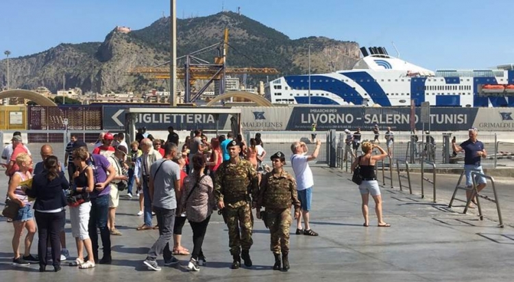 Una pattuglia dell’Esercito dell&#039;operazione “Strade Sicure” ferma due scippatori
