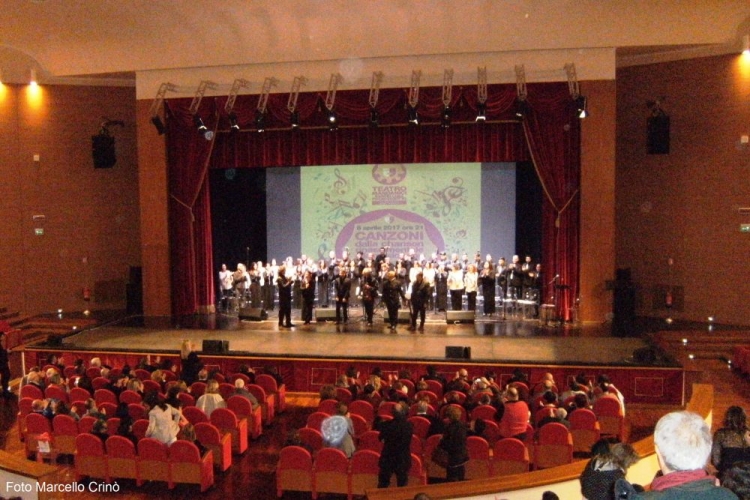 Al Teatro Mandanici di Barcellona Pozzo di Gotto due cori ripercorrono le canzoni dal Rinascimento al Pop.