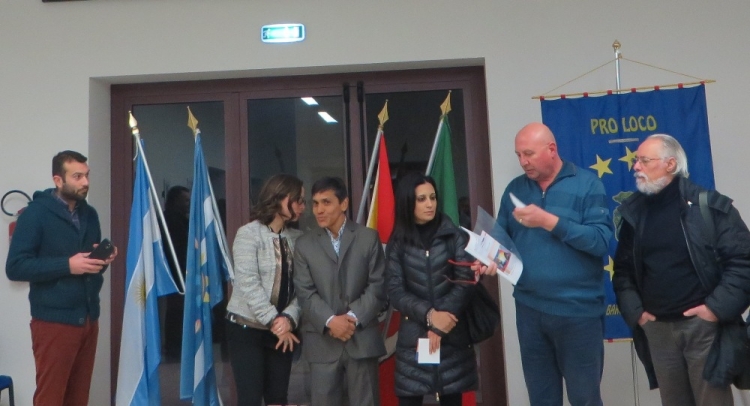 Un momento dell’inaugurazione della mostra di Augusto Miller, da sin.: Andrea Italiano, l’interprete Leticia Baldo Harasiwka, Augusto Miller, Ilenia Torre, Giuseppe Giunta e Giuseppe Messina.