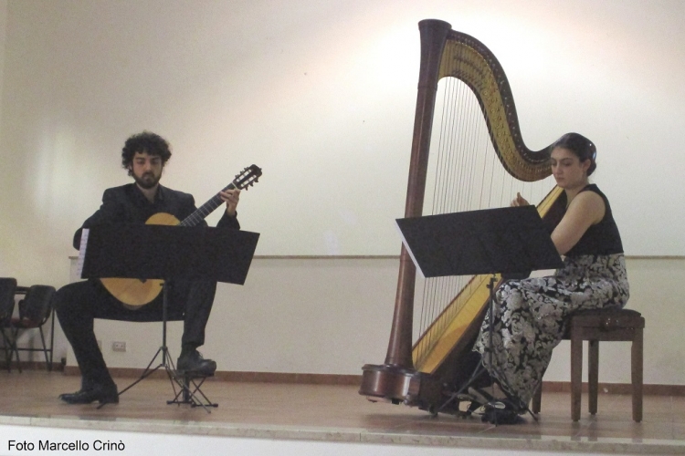 Barcellona Pozzo di Gotto: il concerto del duo ClaroScuro, Roberto Guarnieri alla chitarra, e Morgana Rudan all’arpa