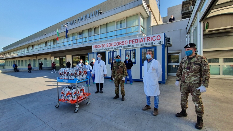 L’Esercito è solidarietà. I militari dell’Esercito donano a Catania uova pasquali ai bambini dei reparti oncologici della città. Donate uova di pasqua ai bambini ricoverati