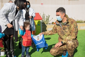 L’ Aosta e il sorriso dei bambini . I soldati della Brigata “Aosta” regalano zainetti a 25 bambini dell’asilo nido “Lupetto Vittorio”.