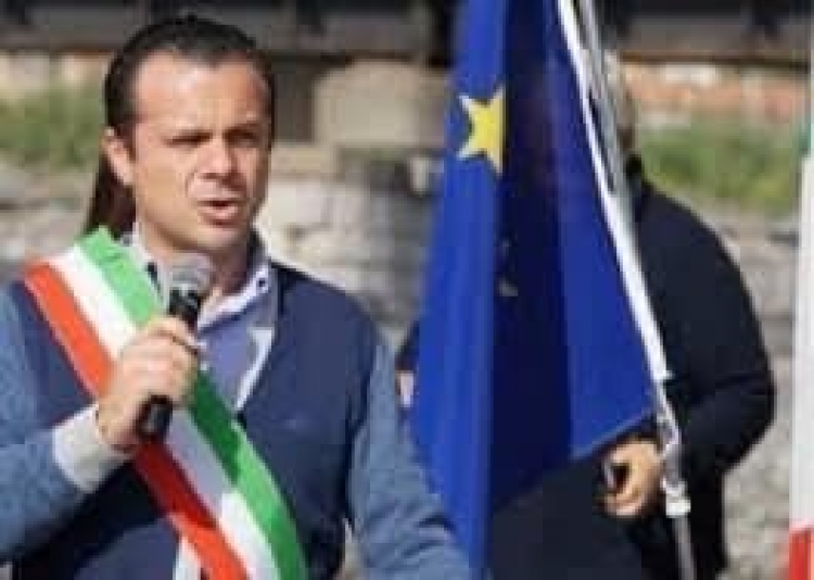 I DOVERI ISTITUZIONALI INDEROGABILI CHE STANNO IN CAPO AI POLITICI , SANCITI DALLA COSTITUZIONE DELLA REPUBBLICA ITALIANA.