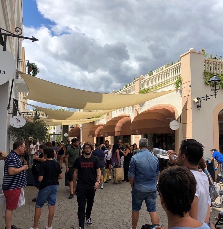 PREFERISCONO LO SHOPPING Migliaia di visitatori al Sicilia Outlet Village per l’ultima coda di saldi estivi