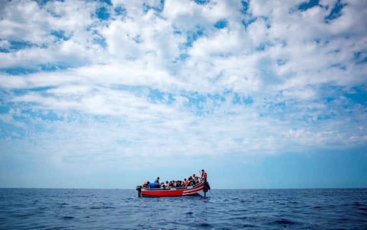 Migranti: Musumeci al governo centrale, sui migranti soluzione in nave in rada