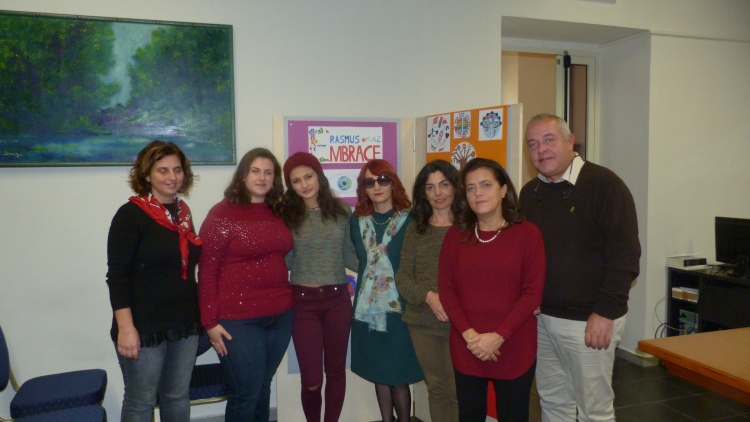 Le alunne Maria Luisa Interdonato ed Ylenia De Lisi con la Preside e i docenti